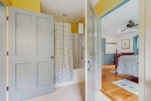4 habitaciones, acceso a internet y ropa de cama