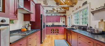 Spacious retreat with peaceful seclusion, Wifi, Patio & BBQ Grill