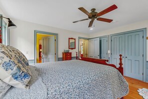 4 quartos, acesso à internet, roupa de cama
