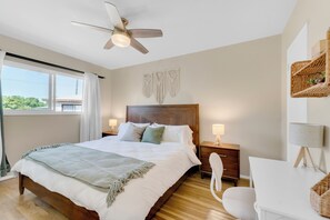 2 bedrooms, desk, iron/ironing board, WiFi - Beautifully Remodeled 2bed/1bath Apartment. Top Location, 15 min to Beach! (Los Angeles)