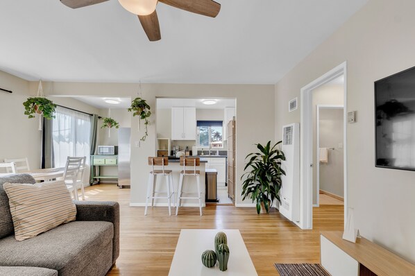 Smart TV - Beautifully Remodeled 2bed/1bath Apartment. Top Location, 15 min to Beach! (Los Angeles)