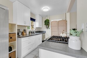 Fridge, microwave, oven, stovetop - Beautifully Remodeled 2bed/1bath Apartment. Top Location, 15 min to Beach! (Los Angeles)