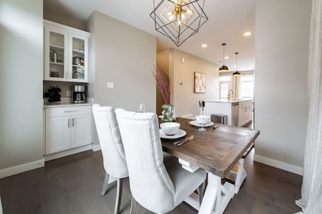 Dining. Garage |Near WEM | Disney+ | 2 BR w/ Ensuites