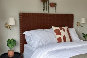 2 bedrooms, iron/ironing board, travel cot, free WiFi - Garage |Near WEM | Disney+ | 2 BR w/ Ensuites (Edmonton)