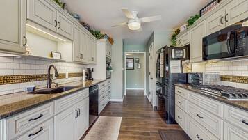 Frigorifero, microonde, forno, piano cottura