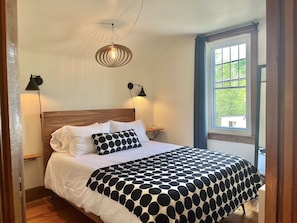 2 bedrooms, iron/ironing board, WiFi, bed sheets - Retro-chic retreat in the heart of Wakefield (Wakefield)