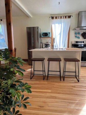 Fridge, microwave, oven, stovetop - Retro-chic retreat in the heart of Wakefield (Wakefield)