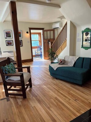 Books - Retro-chic retreat in the heart of Wakefield (Wakefield)