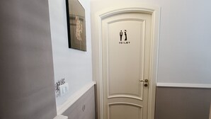 A hallway with a door marked "TOILET" and a small mirror above it. - Super-accessorised house suitable for families (San Gregorio di Catania)