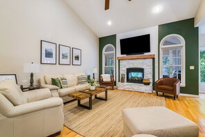 Smart TV, chimenea, futbolito y tenis de mesa 