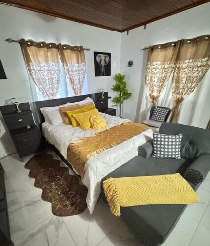 Cozy 2-bedroom stay with fireplace, AC, Wi-Fi and Comfort