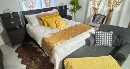 Cozy 2-bedroom stay with fireplace, AC, Wi-Fi and Comfort