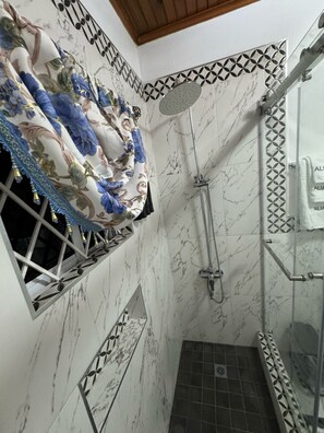 Douche, sèche-cheveux, serviettes fournies, savon