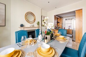 Dining - Ultra Luxury 6 Bed Mansion Opposite Buckingham Palace with AC (London)