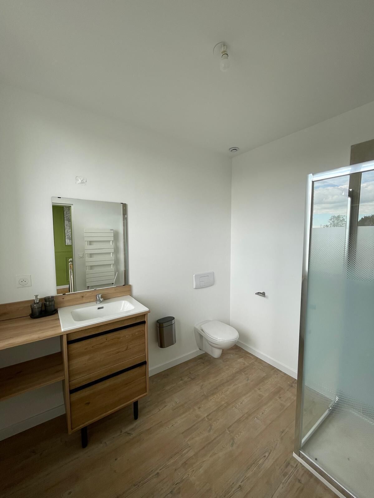 Dusche, Haartrockner, Handtücher, Toilettenpapier