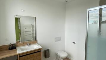 Dusche, Haartrockner, Handtücher, Toilettenpapier