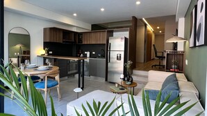 A modern apartment with a kitchen, dining area, and living room. - Parque el Virrey modern & luxury apartment (Bogotá)