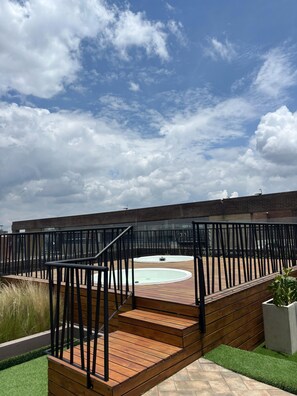 Outdoor spa tub - Parque el Virrey modern & luxury apartment (Bogotá)