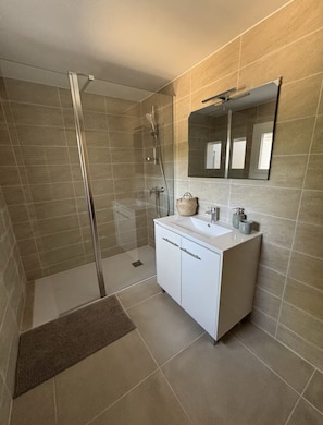 Douche, serviettes fournies