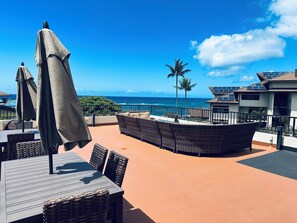 Outdoor dining - Panoramic view. 1-bedroom resort with WiFi and fitness room in lovely Koloa (Koloa)