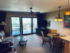 Living area - Panoramic view. 1-bedroom resort with WiFi and fitness room in lovely Koloa (Koloa)
