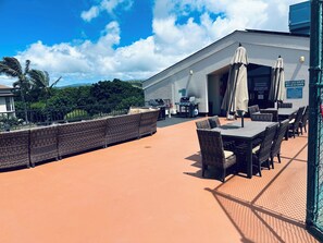 Outdoor dining - Panoramic view. 1-bedroom resort with WiFi and fitness room in lovely Koloa (Koloa)