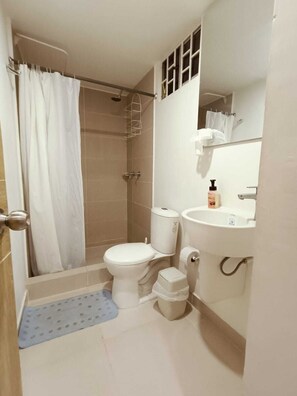 Serviettes fournies, papier toilette
