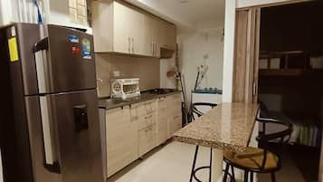 Refrigerador, horno, parrilla de estufa y cafetera y tetera