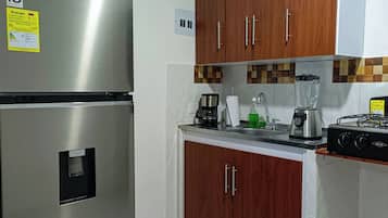 Coffee/tea maker, cookware/dishes/utensils, lobster pot, paper towels