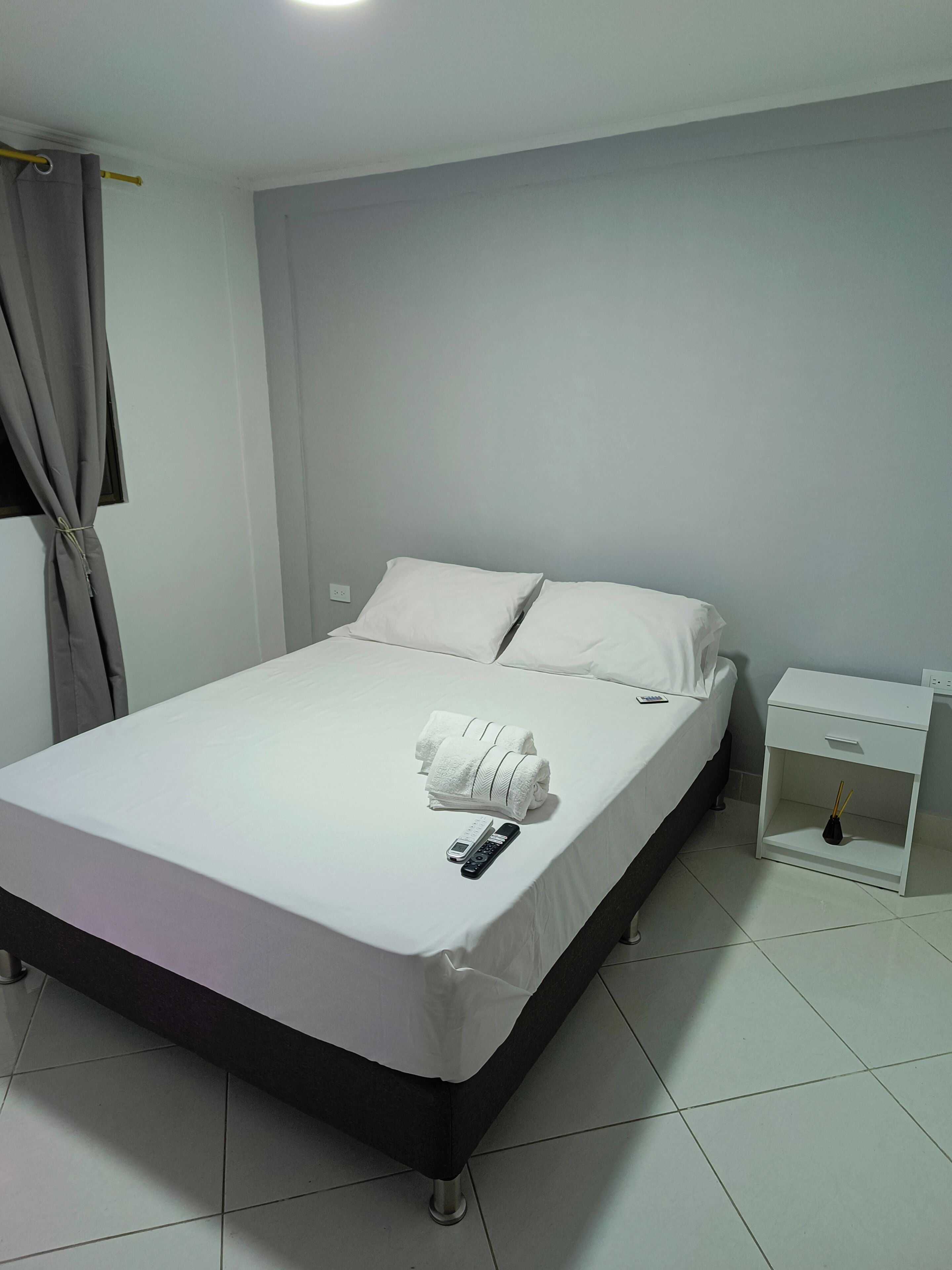 2 habitaciones, tabla de planchar con plancha y wifi gratis 