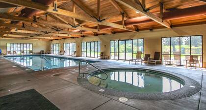 Cozy home w/ gas fireplace, private hot tub, & gas grill - in great neighborhood