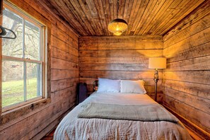 2 bedrooms, WiFi, bed sheets - Moonshiner's Hideaway (Bryson City)