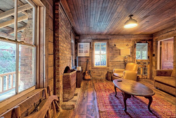 Smart TV, fireplace - Moonshiner's Hideaway (Bryson City)