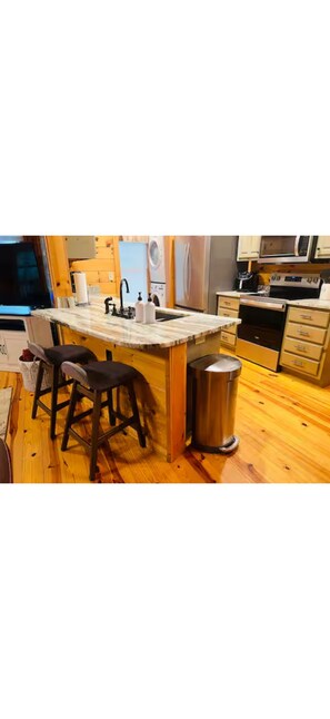 Mikrobølgeovn, ovn, kokeplater og oppvaskmaskin