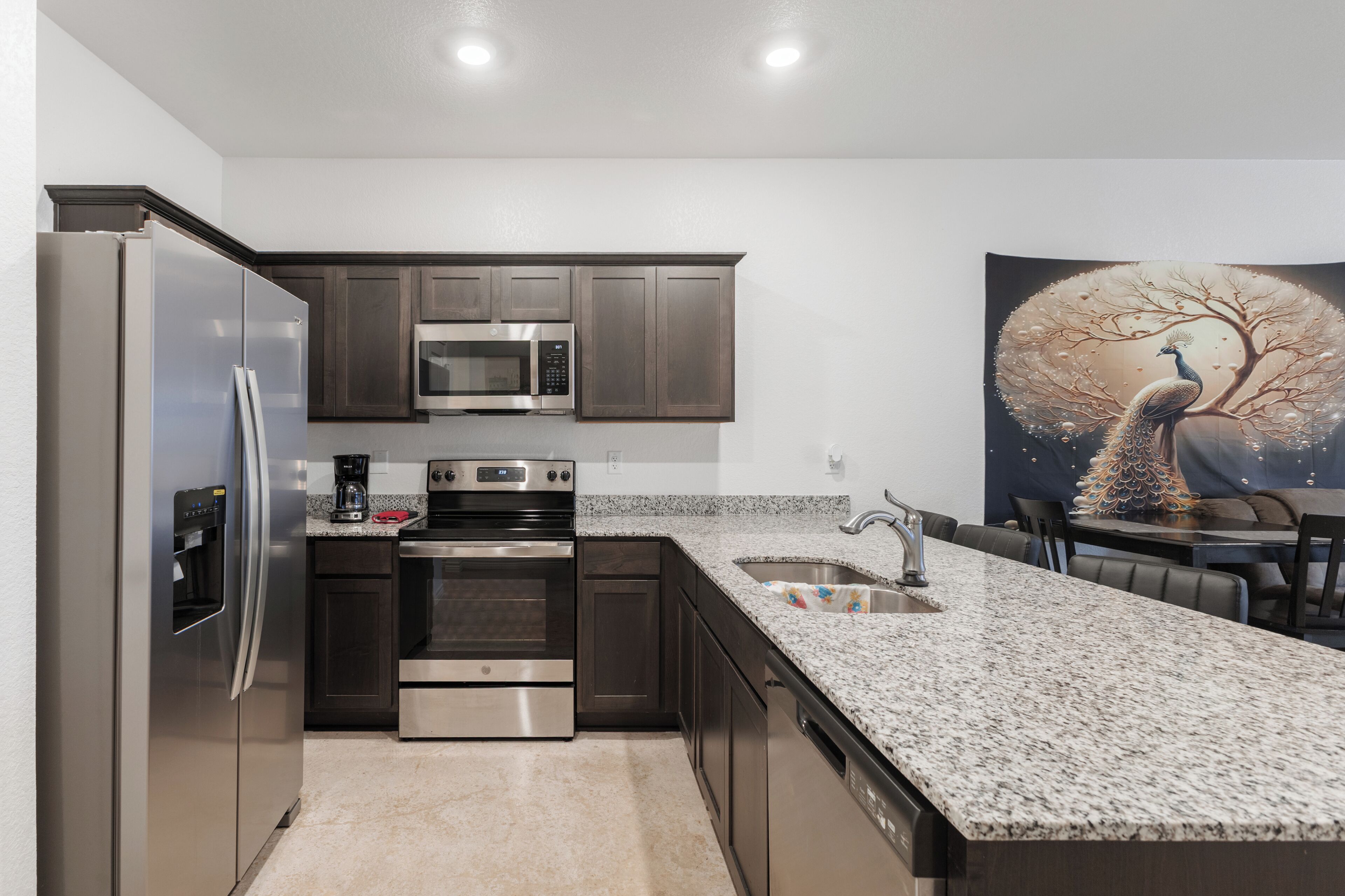 Micro-ondes, four, plaque de cuisson, lave-vaisselle