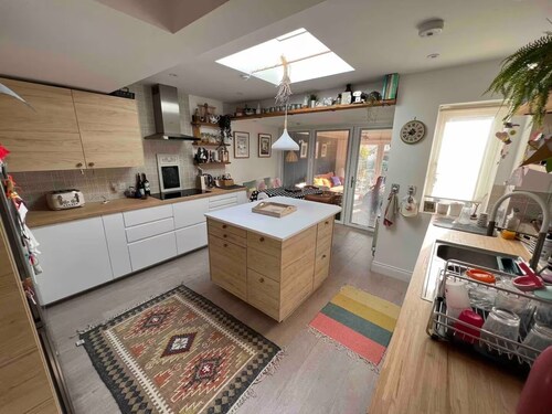 1 min from Beach, 3 Bedroom, Garden, Log burner