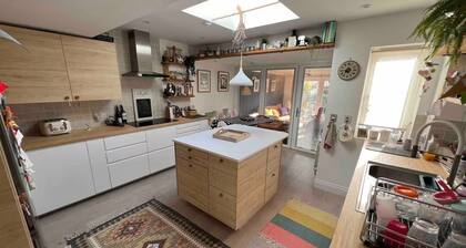1 min from Beach, 3 Bedroom, Garden, Log burner
