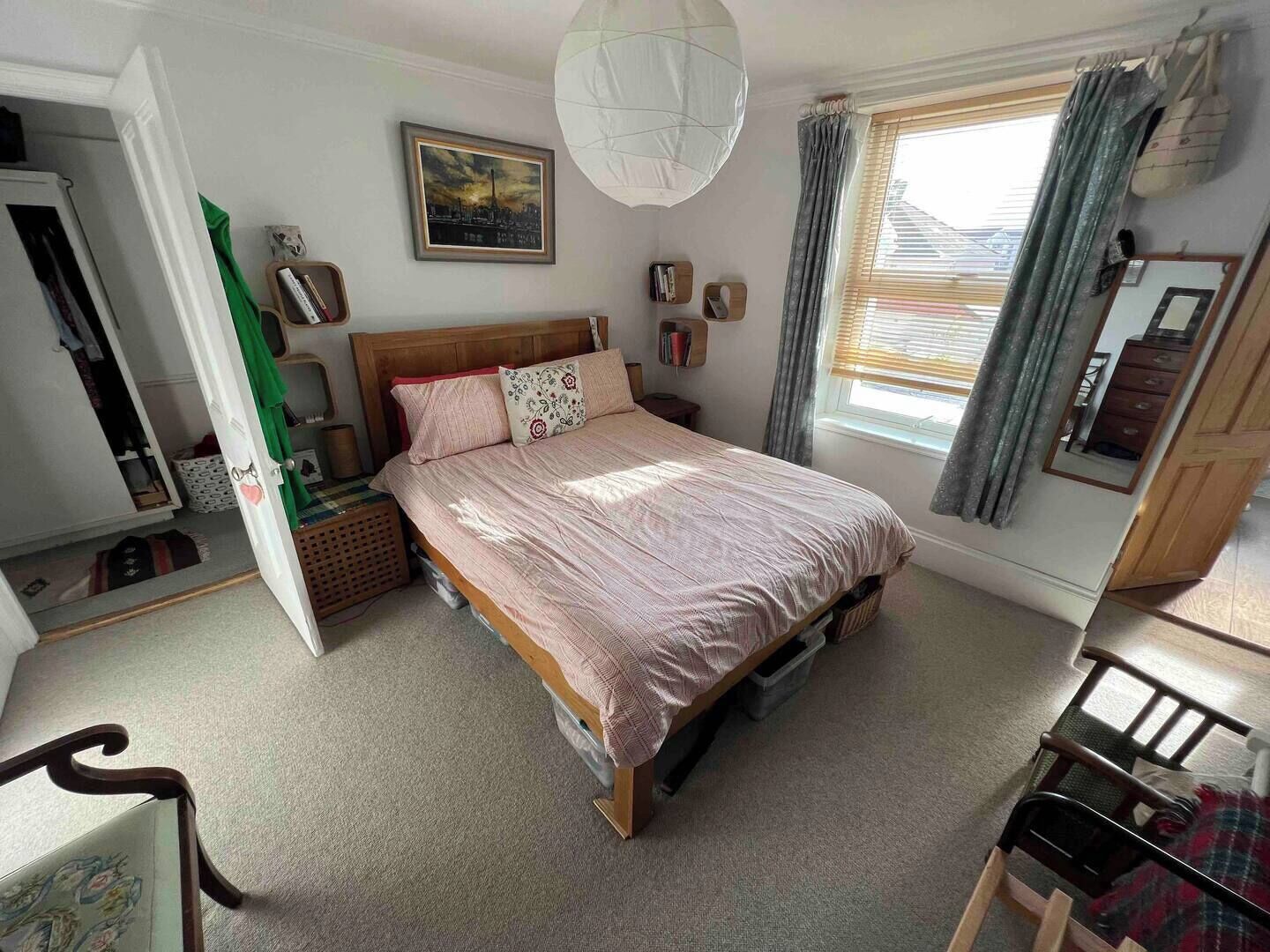 3 slaapkamers, een strijkplank/strijkijzer, wifi
