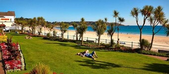 1 min from Beach, 3 Bedroom, Garden, Log burner