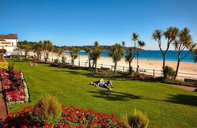 1 min from Beach, 3 Bedroom, Garden, Log burner