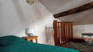 2 bedrooms, travel cot, free WiFi, bed sheets