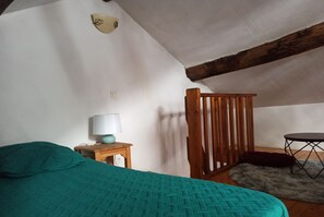 2 bedrooms, travel cot, free WiFi, bed sheets