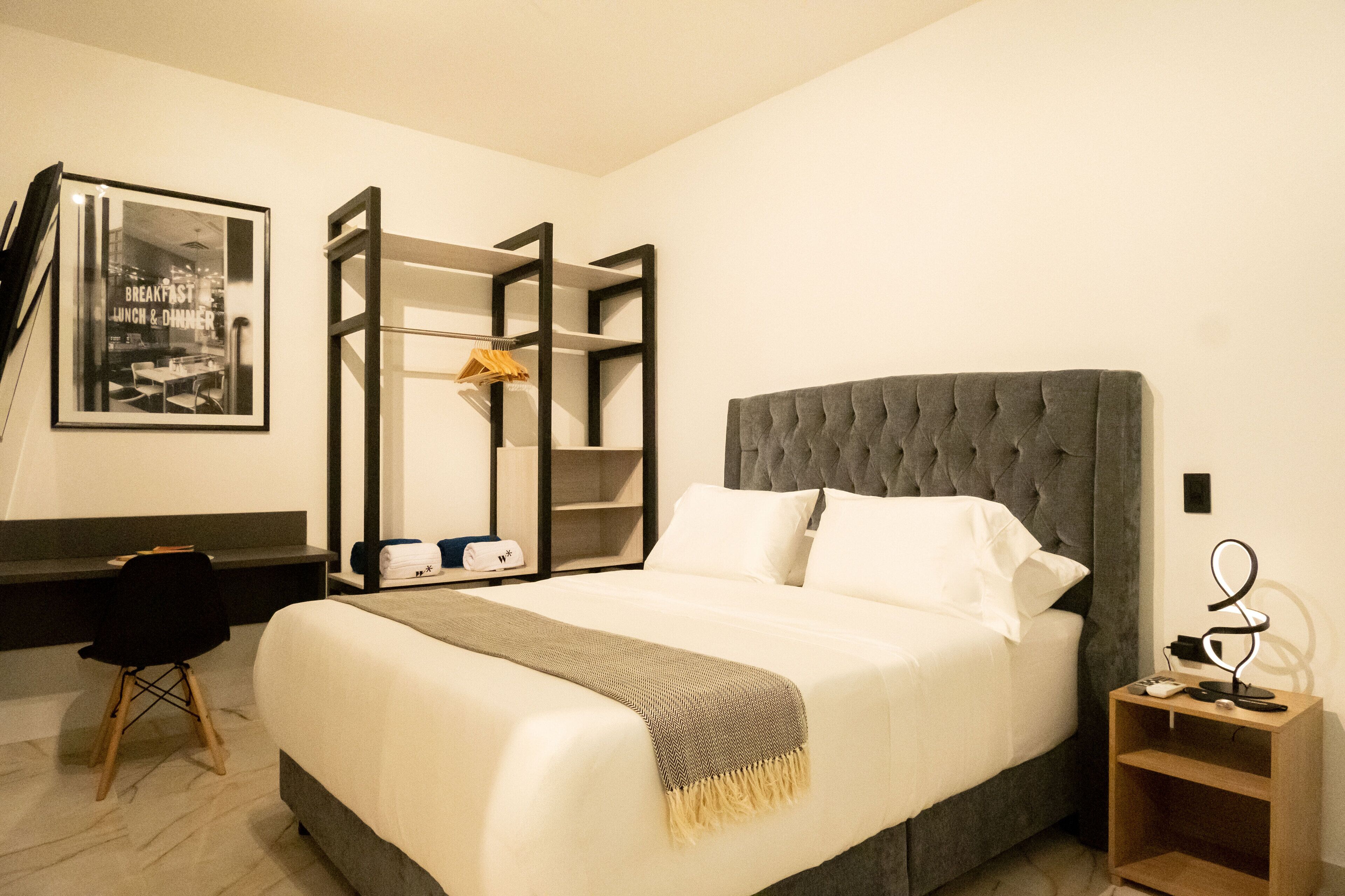 Décoration personnalisée, fer et planche à repasser, Wi-Fi gratuit