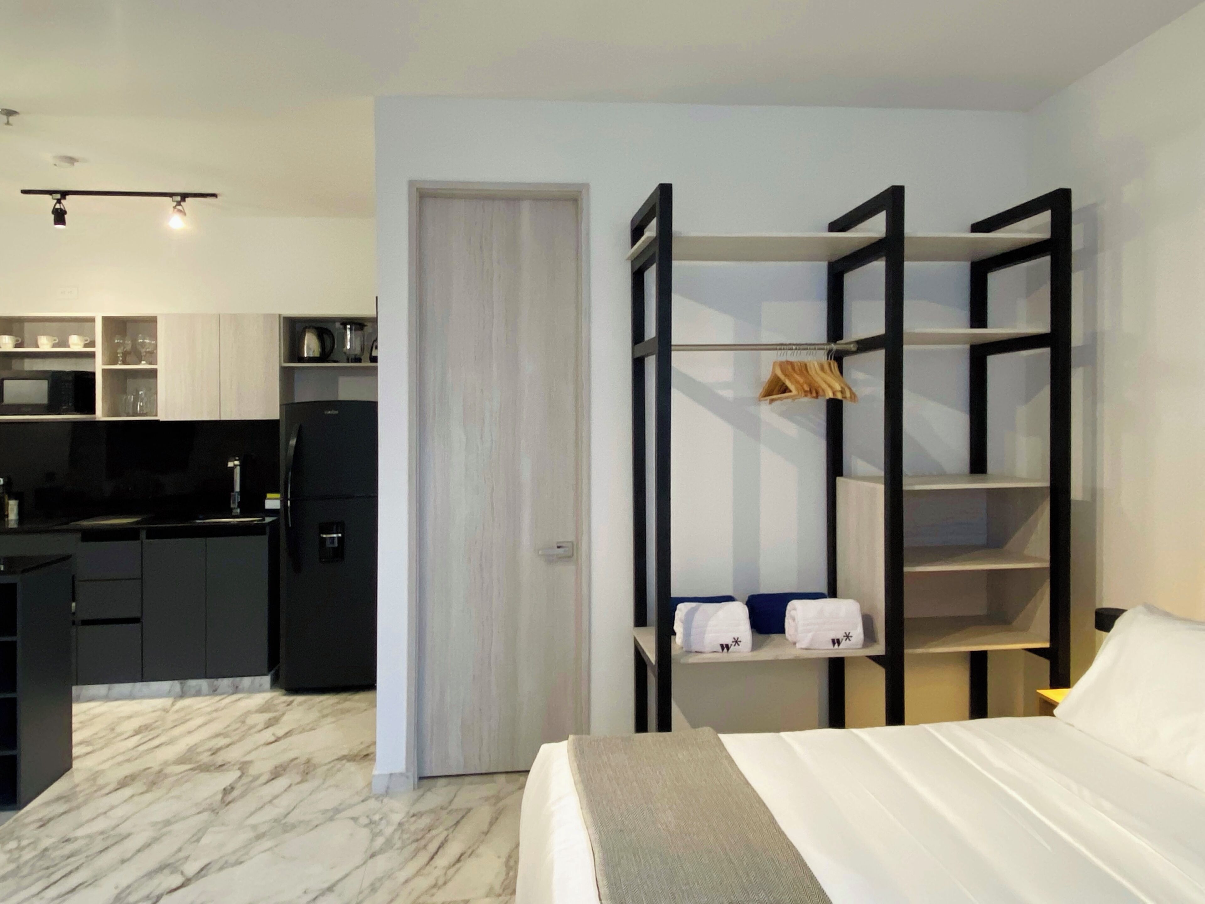 Décoration personnalisée, fer et planche à repasser, Wi-Fi gratuit