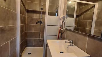 Haartrockner, Handtücher, Seife, Toilettenpapier