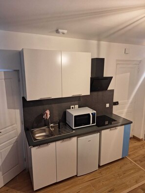 Een koelkast, een microgolfoven, een oven, een kookplaat