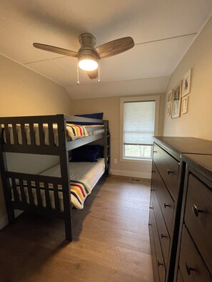 6 bedrooms, WiFi, bed sheets, wheelchair access