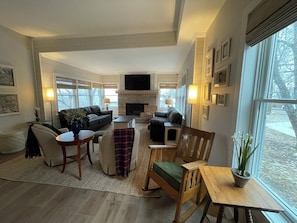 Smart TV, fireplace, DVD player, table tennis
