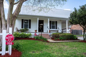 Exterior - Charming 2-bedroom house in fabulous Breaux Bridge with WiFi, AC (Breaux Bridge)