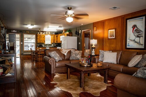 Charming 2-bedroom house in fabulous Breaux Bridge with WiFi, AC